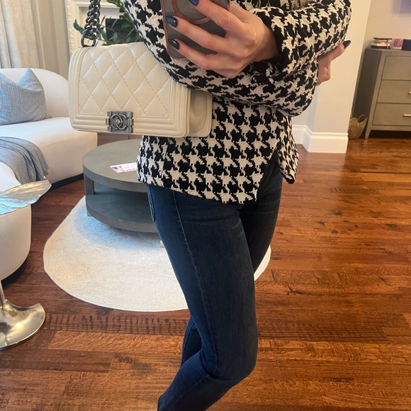 Chanel White Quilted Leather Chain Boy Bag. Great condition. - Picture 4 of 13